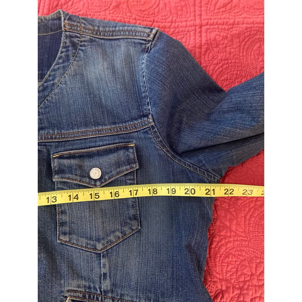 GAP blue denim jacket with 3 snap cuffs, 4 pockets and collarless styling - Picture 7 of 9